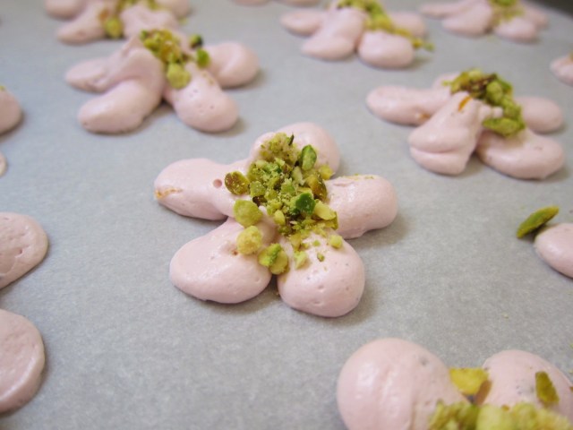 Hibiscus pistachio meringues (10)