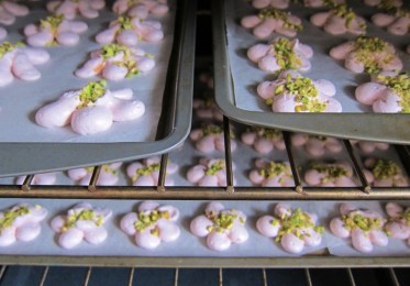 Hibiscus pistachio meringues (11)
