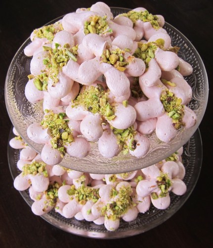 Hibiscus pistachio meringues (12)