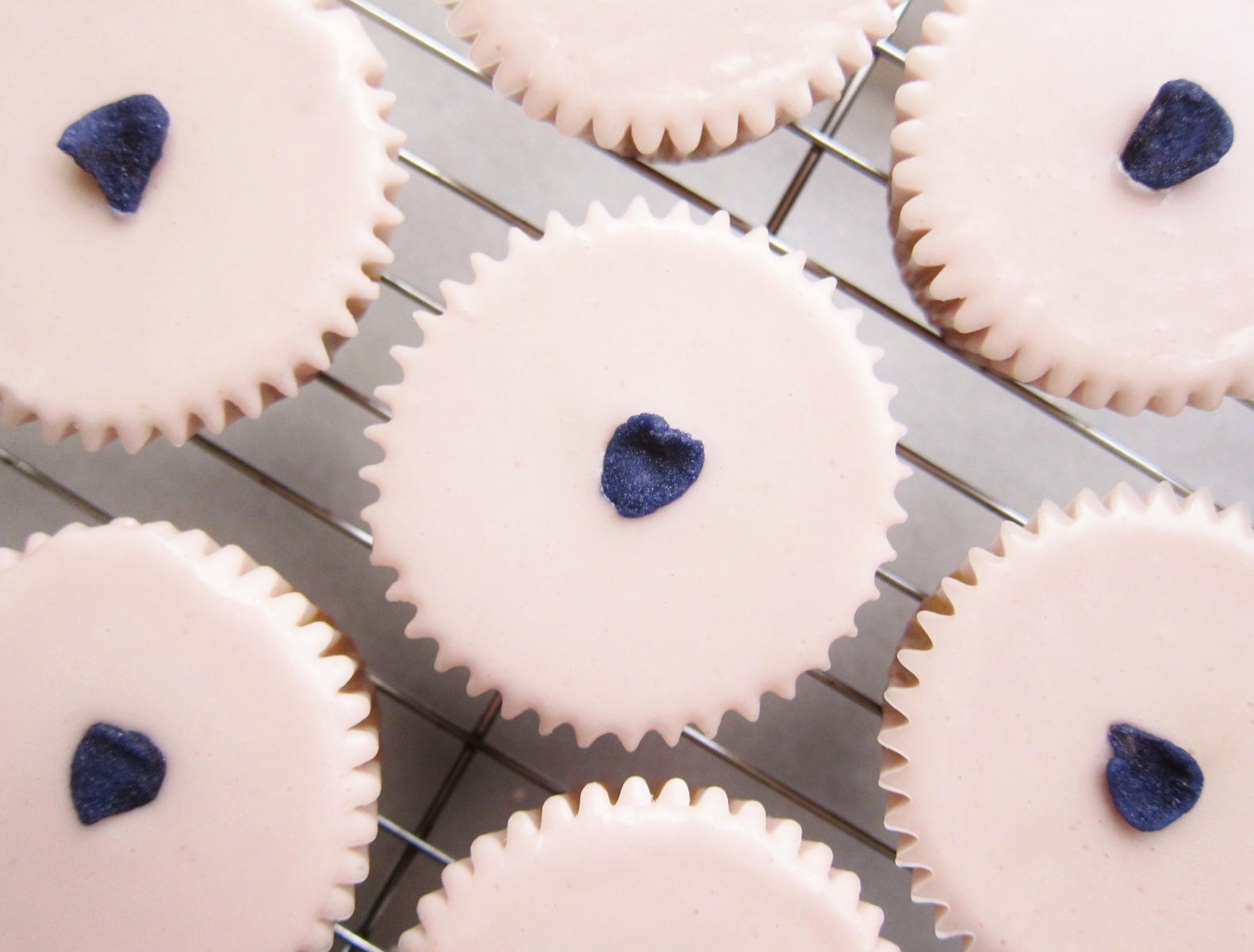 Violet Candy Cupcakes | butter, sugar, flowers, image size:1581x1200